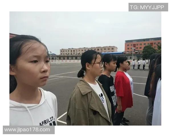 足球小将驾车上路挑战极限速度 展现运动员独特驾驶技巧